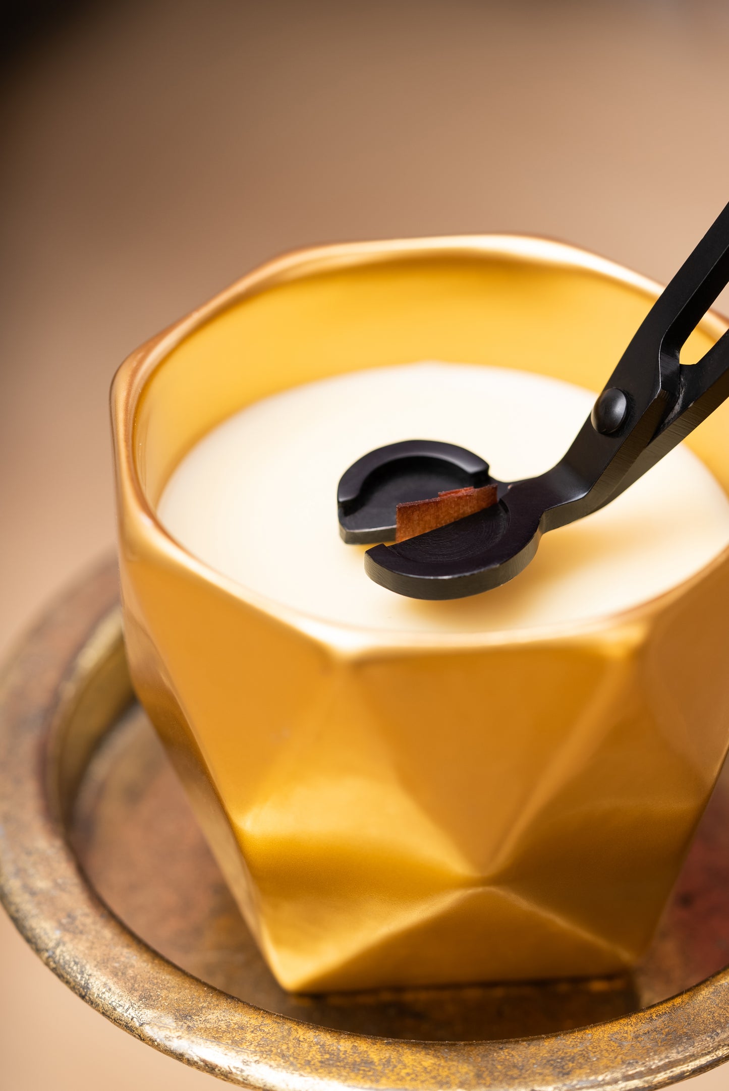 MOI GOLD LUXURY CANDLE - SPICY WOODY