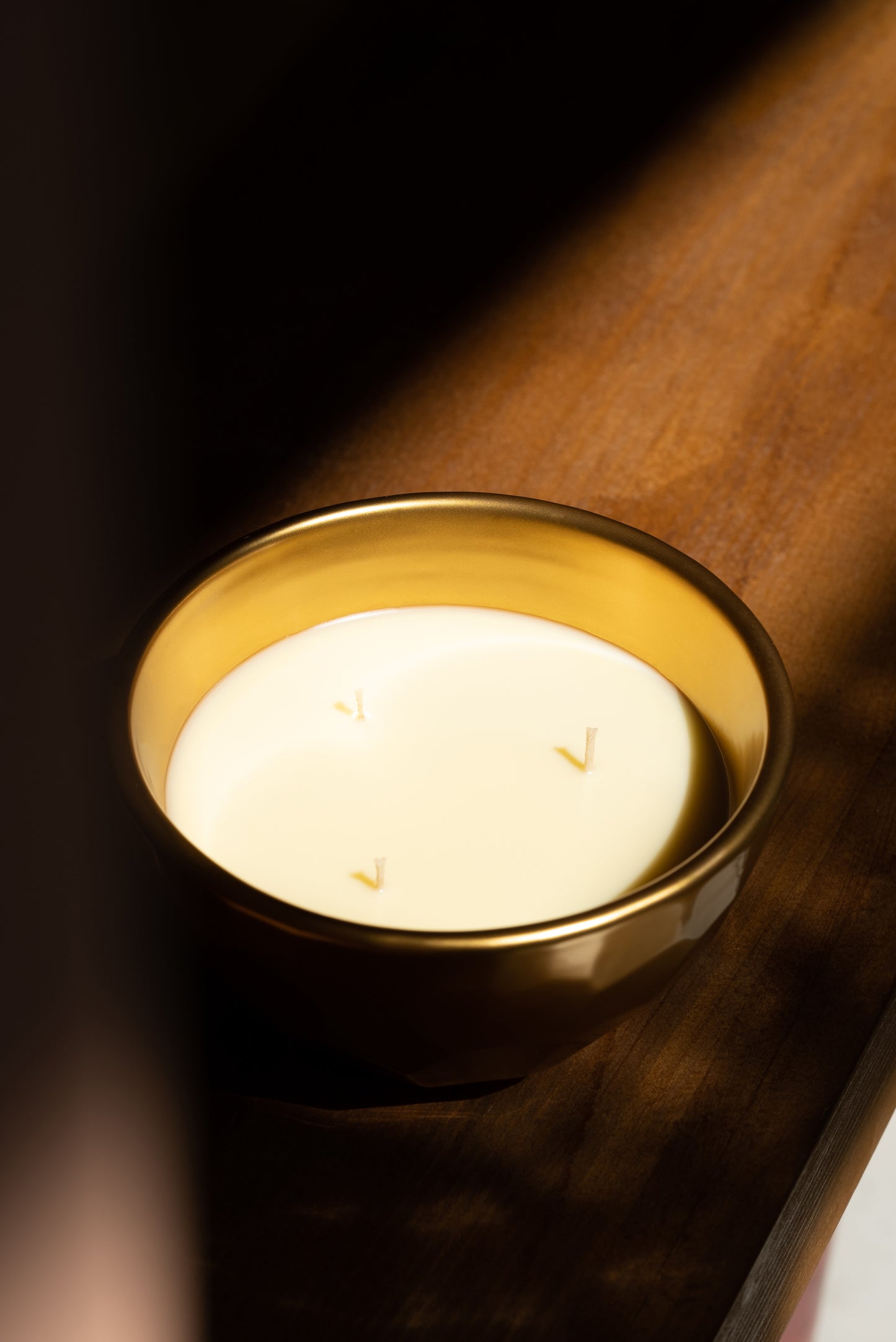 TOI GOLD LUXURY CANDLE - SPICY WOODY