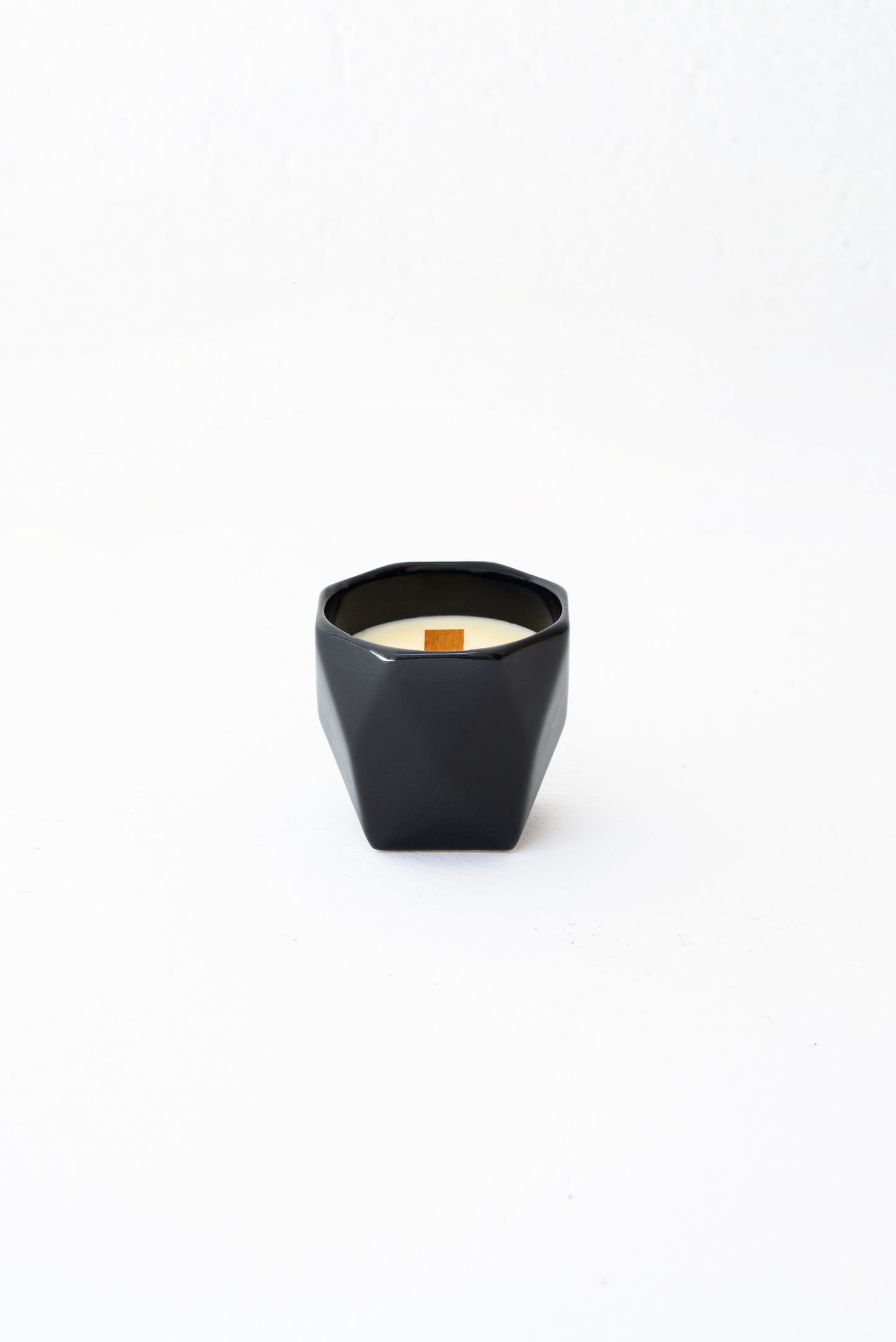 MOI BLACK LUXURY CANDLE - SPICY WOODY