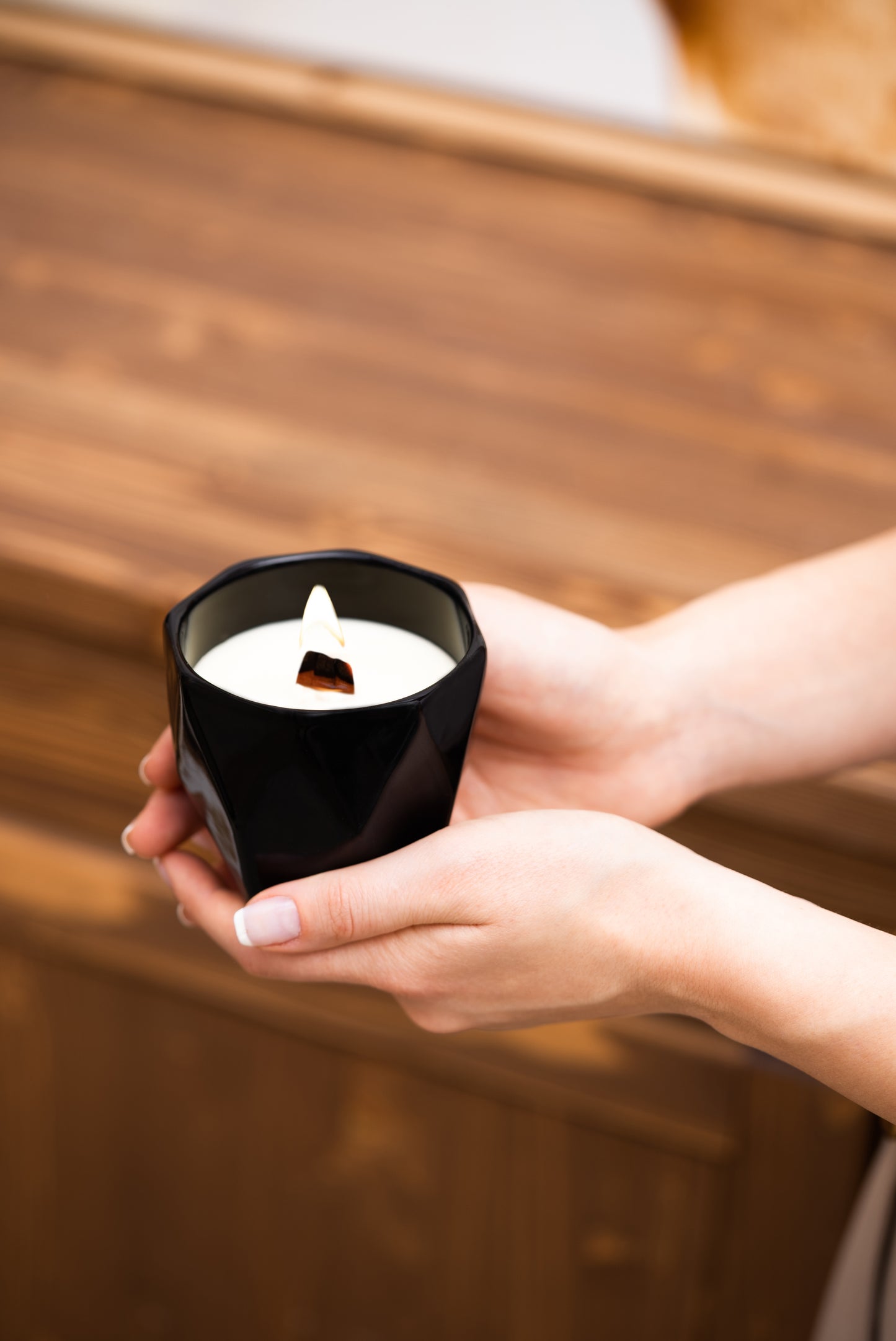 MOI BLACK LUXURY CANDLE - SPICY WOODY