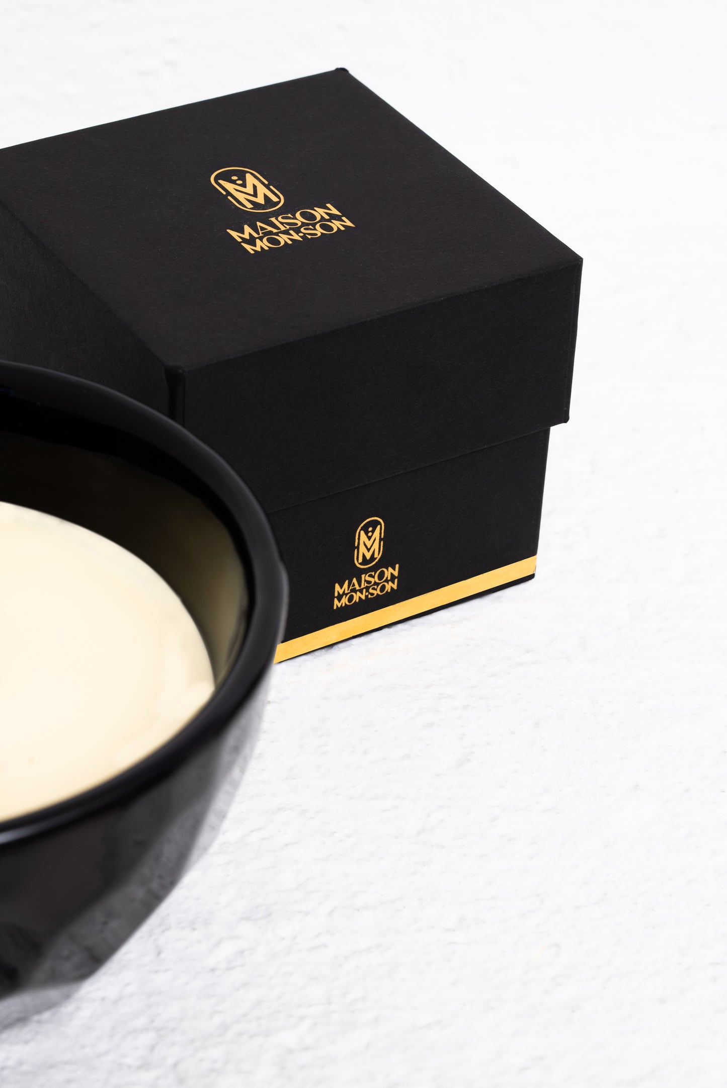 TOI BLACK LUXURY CANDLE - SPICY WOODY