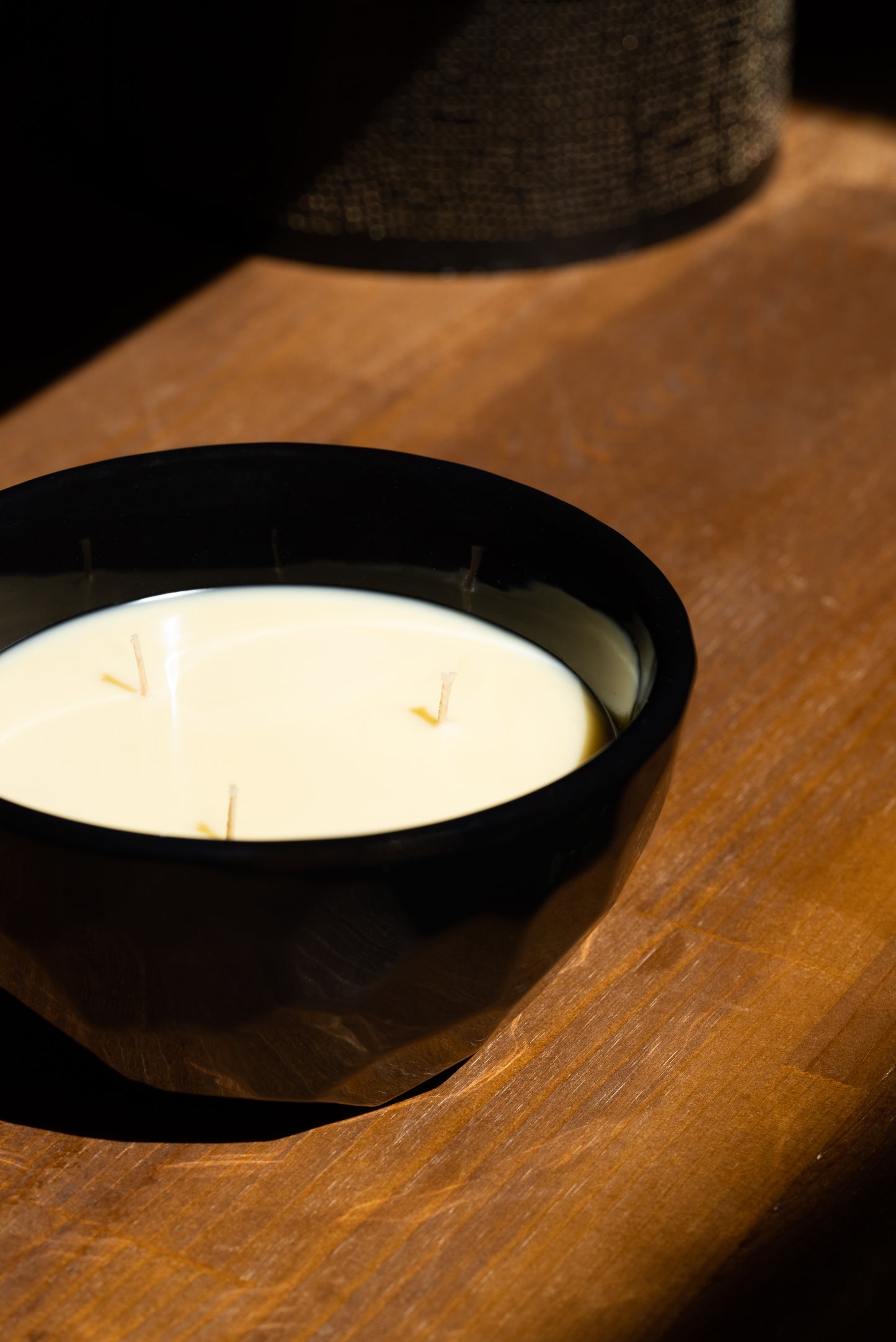 TOI BLACK LUXURY CANDLE - SPICY WOODY