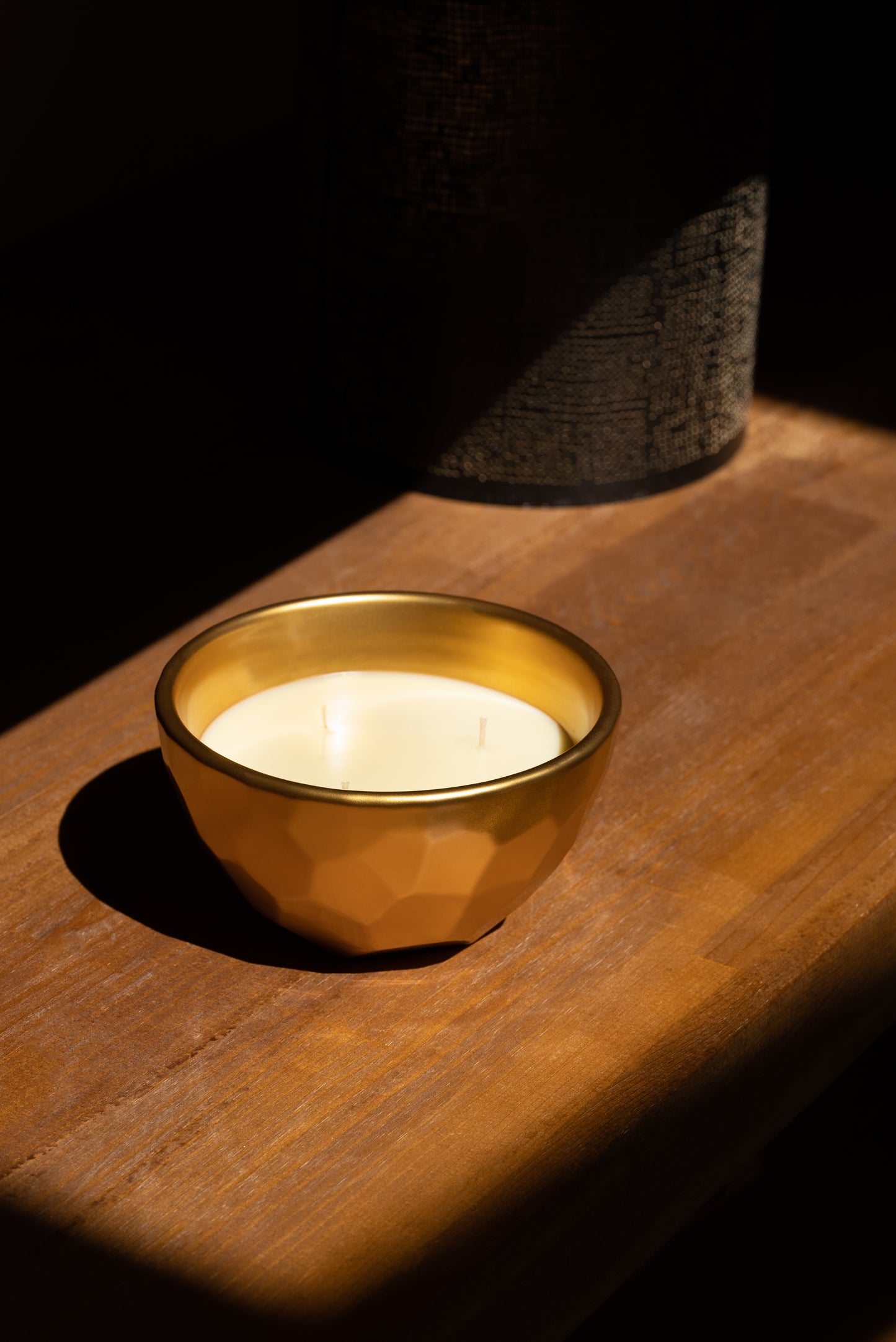 TOI GOLD LUXURY CANDLE - SPICY WOODY